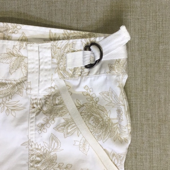 Cherokee longer shorts white w/ brown flowers - Picture 6 of 13